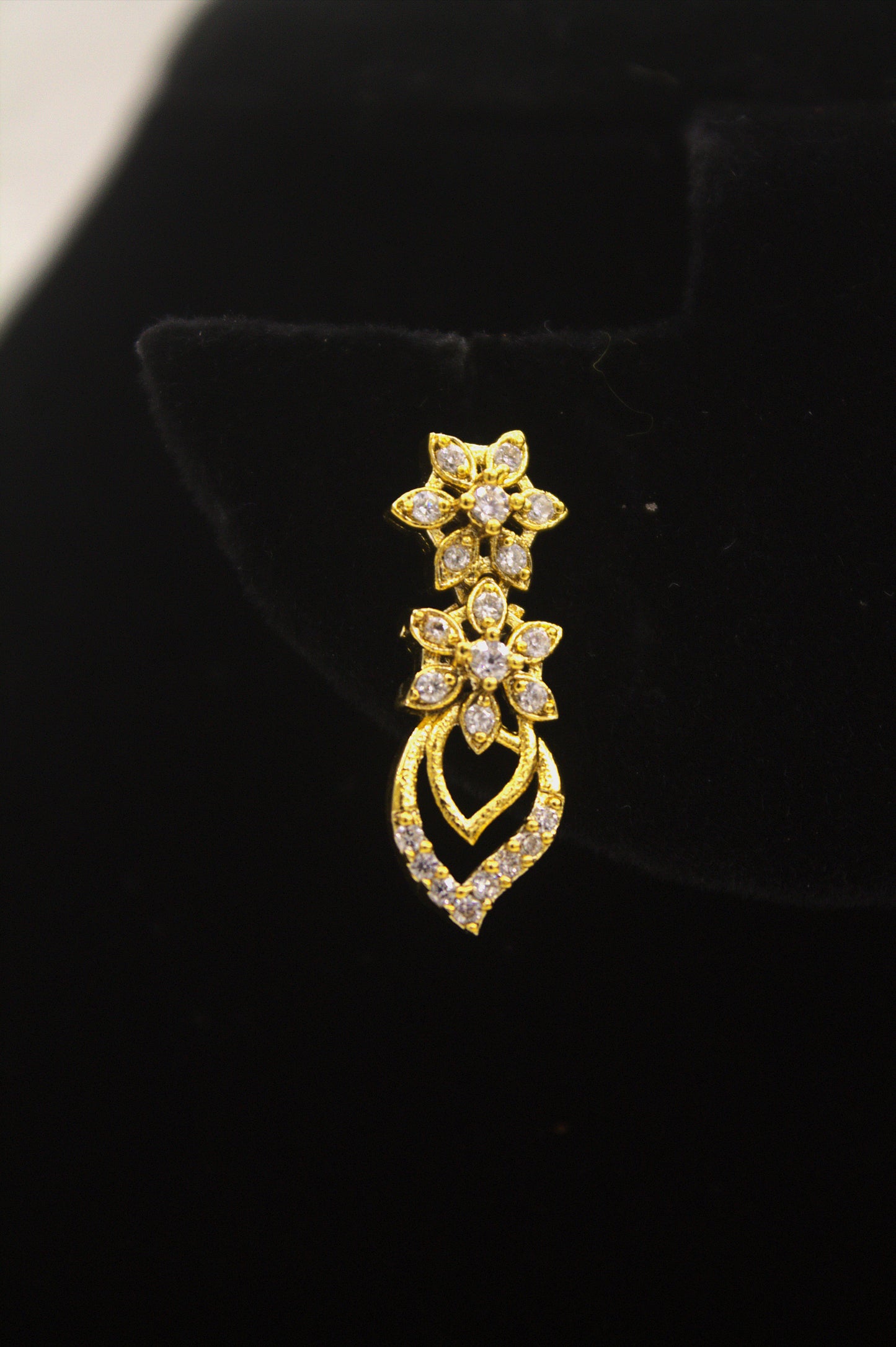 “Sparkling Blossom Choker Necklace with Matching Earrings” Product code-6331