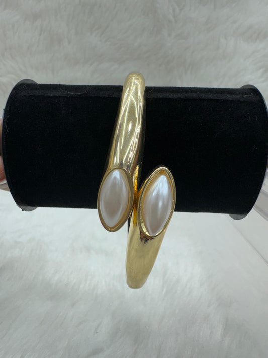 "Elegant Gold-Plated With Pearl Bracelet" Product code - 6421