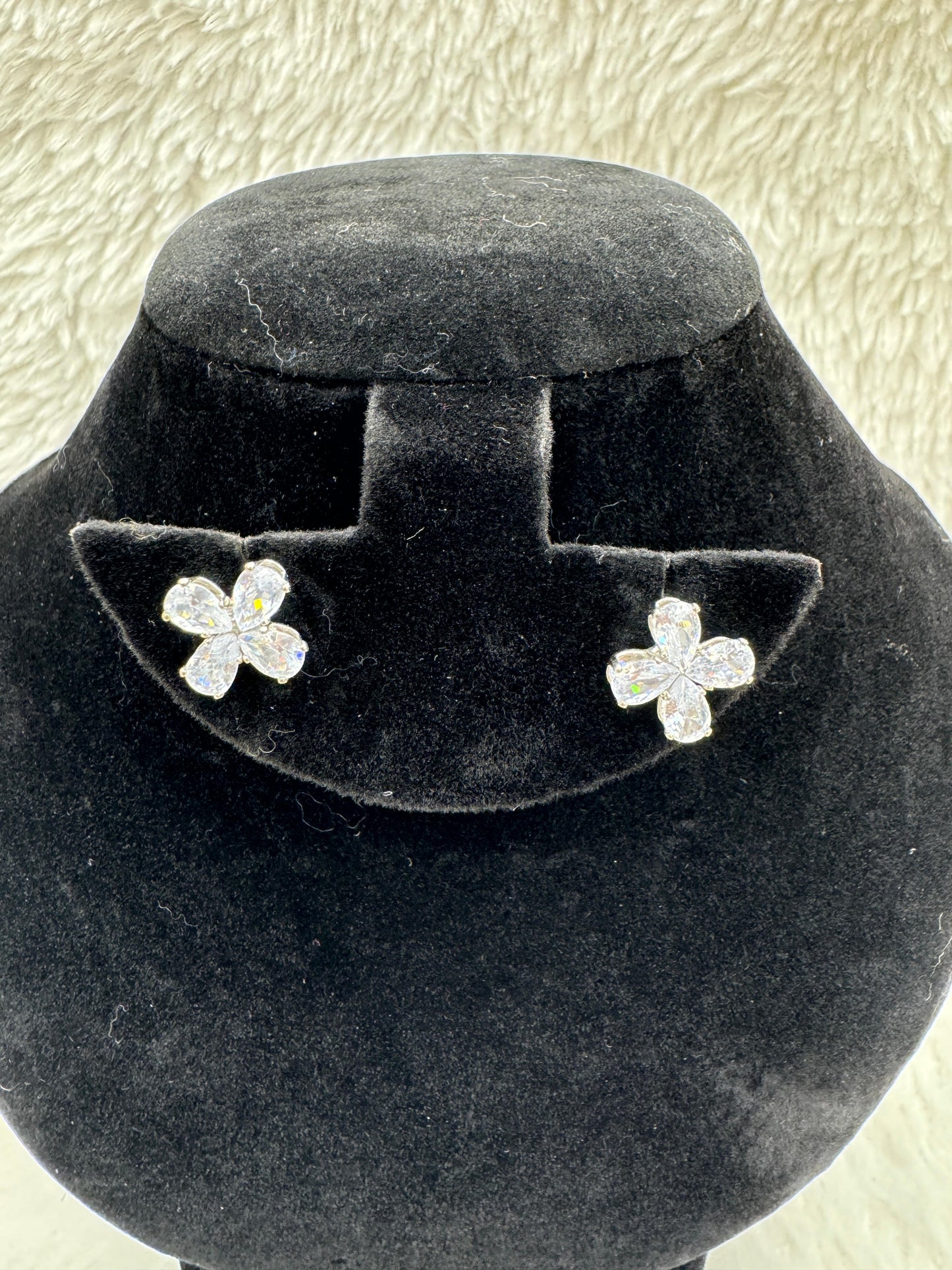 "Silver Crystal Floral Necklace Set" Product code - 6052