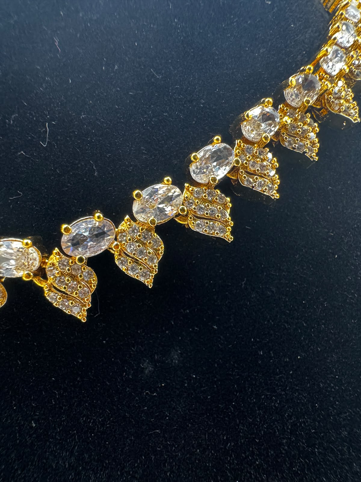 Elegant Gold-Tone Leaf Motif Necklace & Earrings Jewelry Set -7459