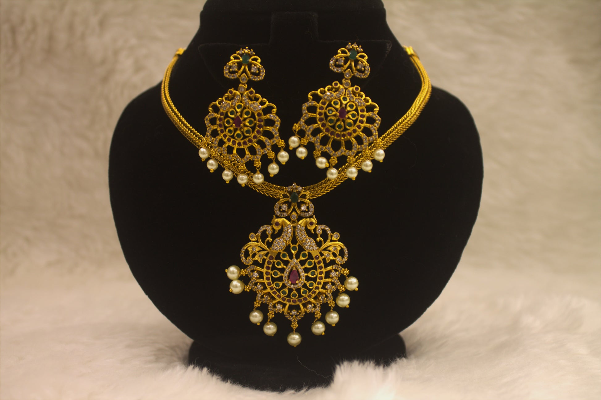 Traditional Gold-Plated Bridal Necklace Set with Pearls Earrings